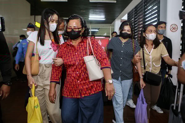 Ibunda (tengah) dan keluarga mendiang Brigadir J lainnya.