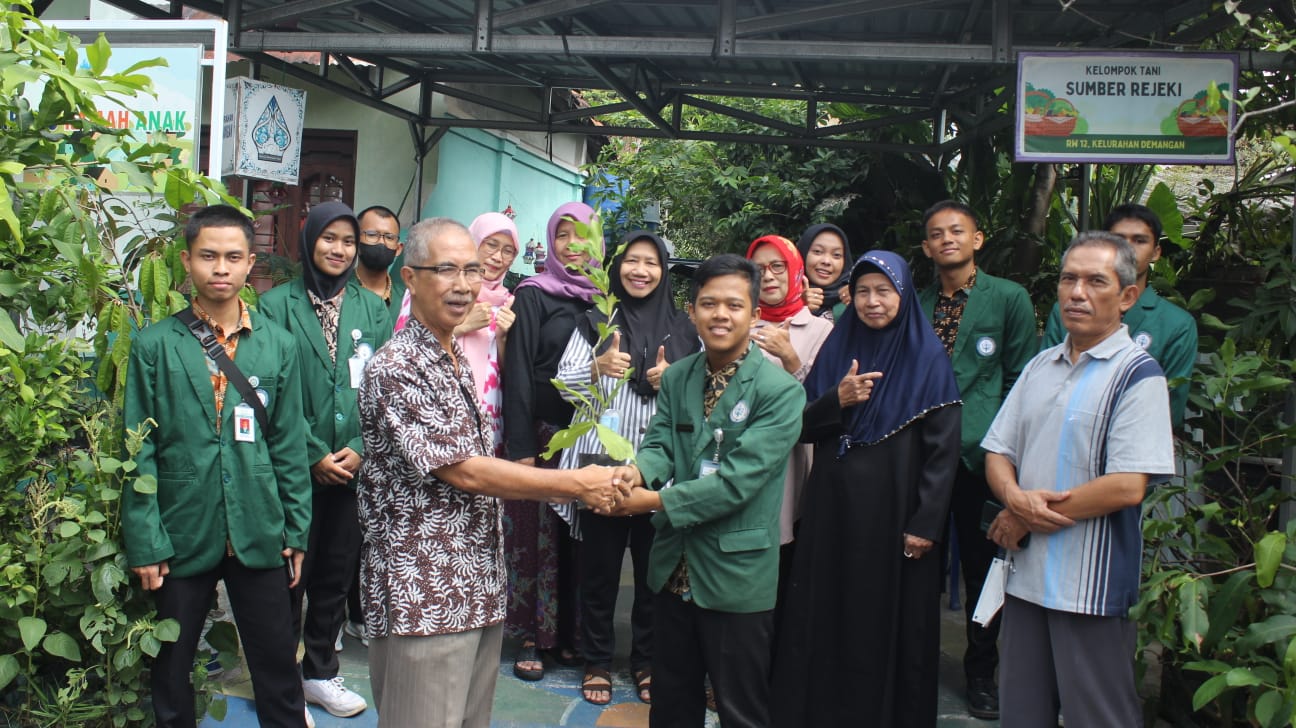 Politeknik Pembangunan Pertanian Yogyakarta Magelang membagikan ratusan bibit tanaman.