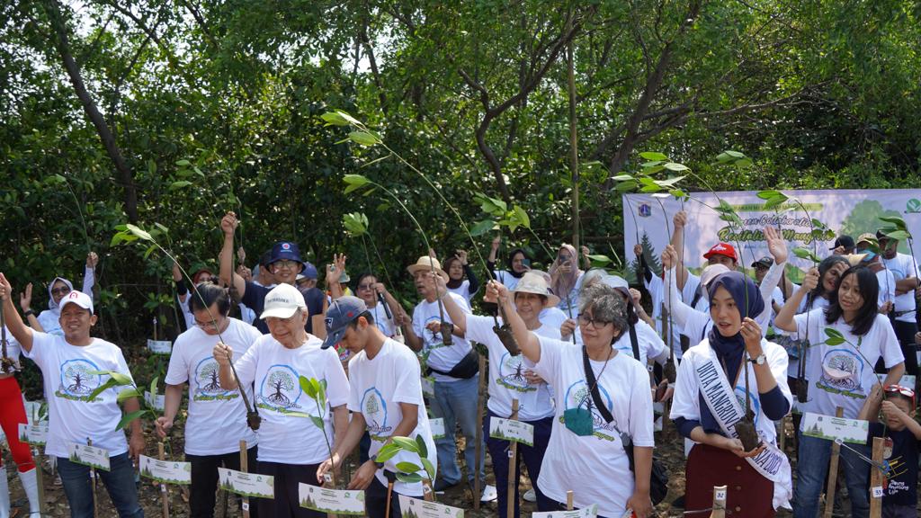 Rangkul KOMMA dan Emil Salim Institute, Gobel Group melaksanakan penanaman mangrove di kawasan Hutan Mangrove Pantai Utara Jakarta.