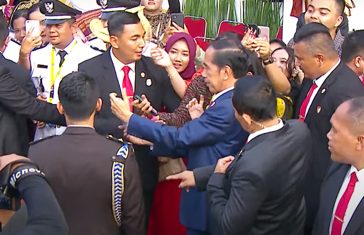 Presiden Jokowi berswafoto dengan para tamu undangan di Istana Negara