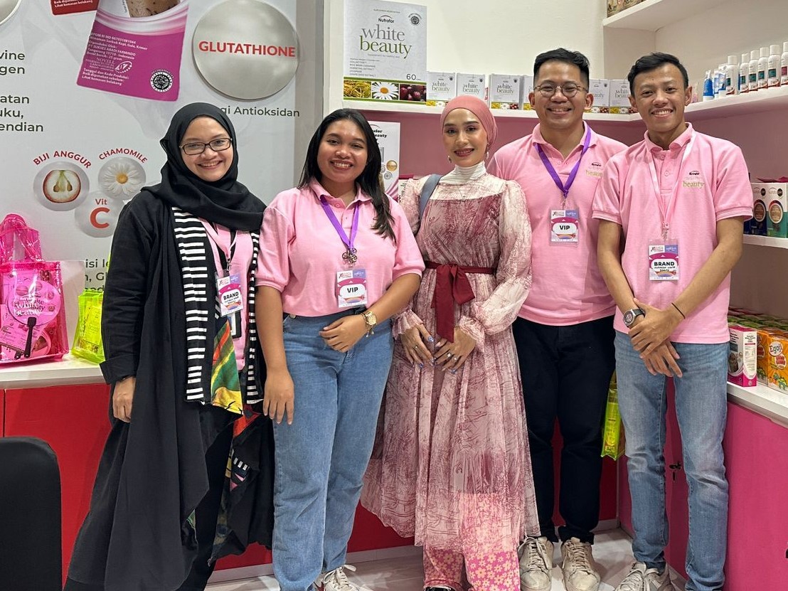 Suplemen kecantikan ini dibuat dalam bentuk kopi sebagai perpaduan antara kekuatan kolagen yang meremajakan dengan aromatik minuman kopi.