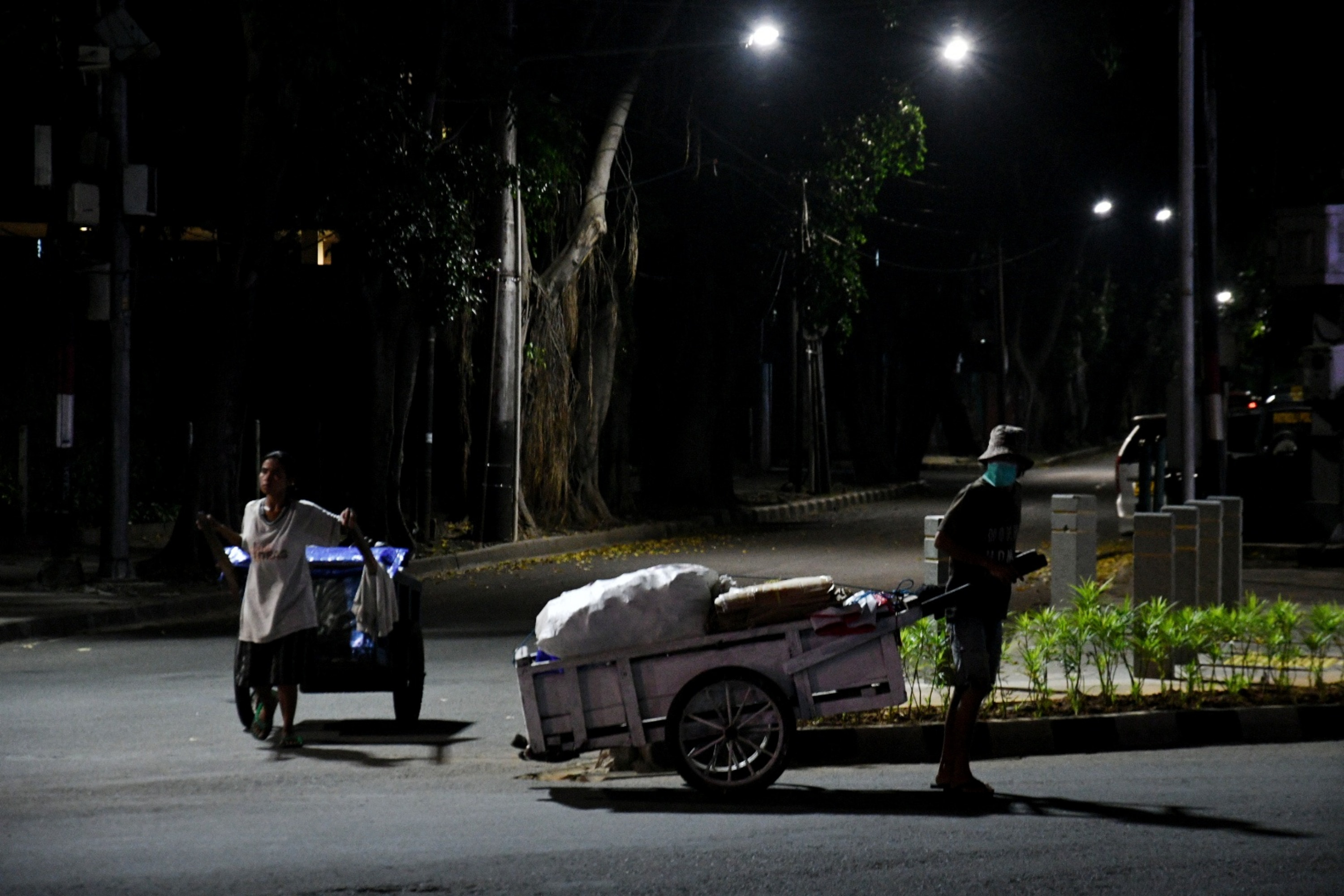  Manusia gerobak melintas di kawasan Bundaran HI, Jakarta, Sabtu (25/4/2020). 