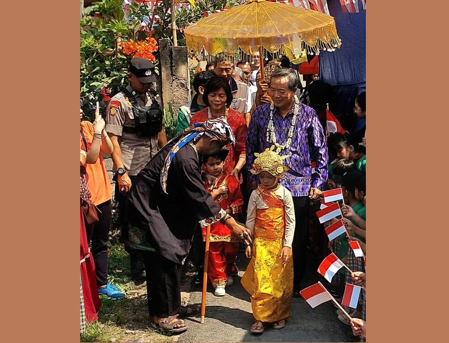 Duta Besar Taiwan untuk Indonesia John Chen (kanan) saat meresmikan renovasi sekolah PAUD di Cianjur.