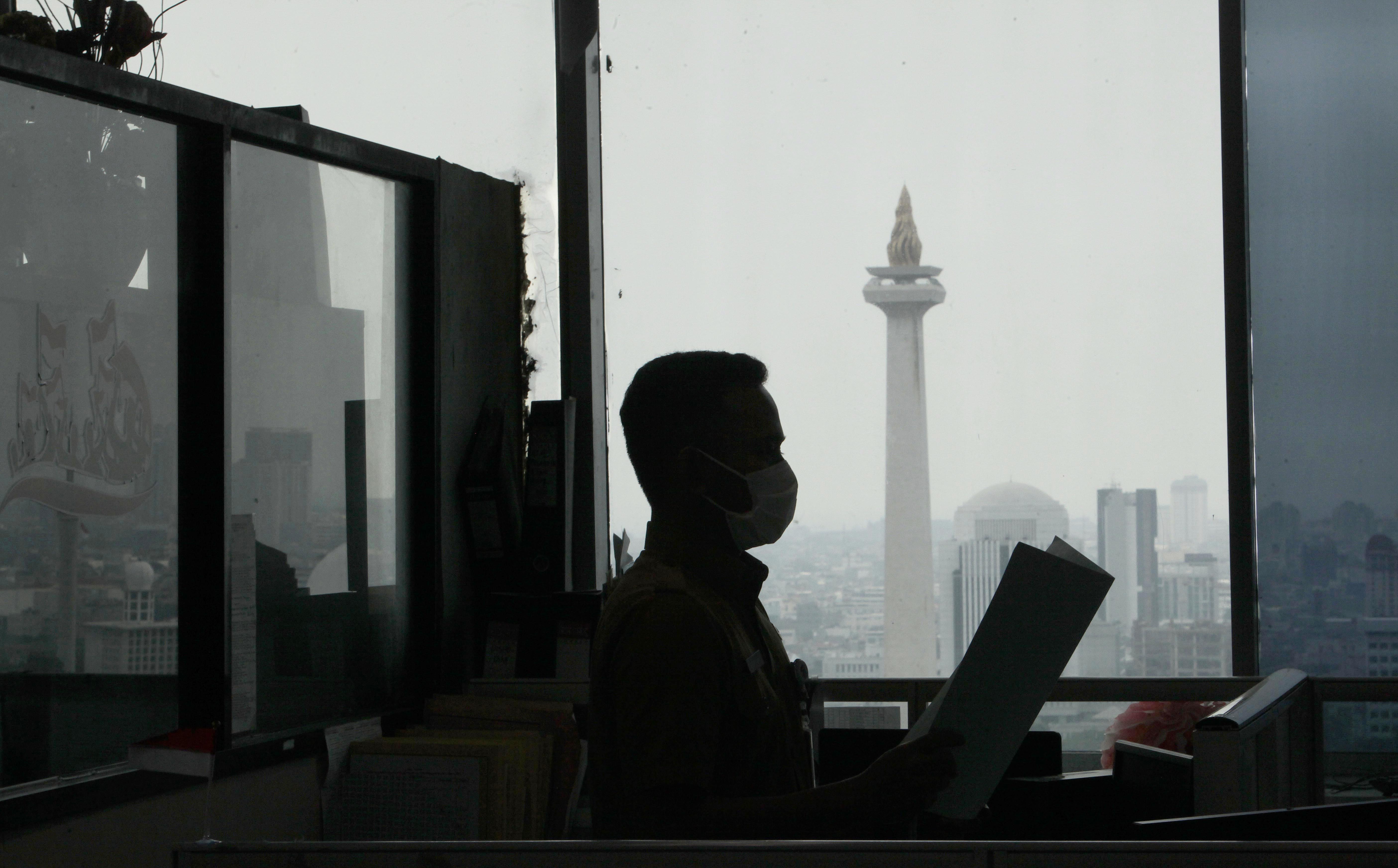 Karyawan BKD Pemprov DKI beraktivitas di kompleks Balai Kota DKI Jakarta, Jakarta, Senin (21/8). Sebagian rekannya bekerja dari rumah.