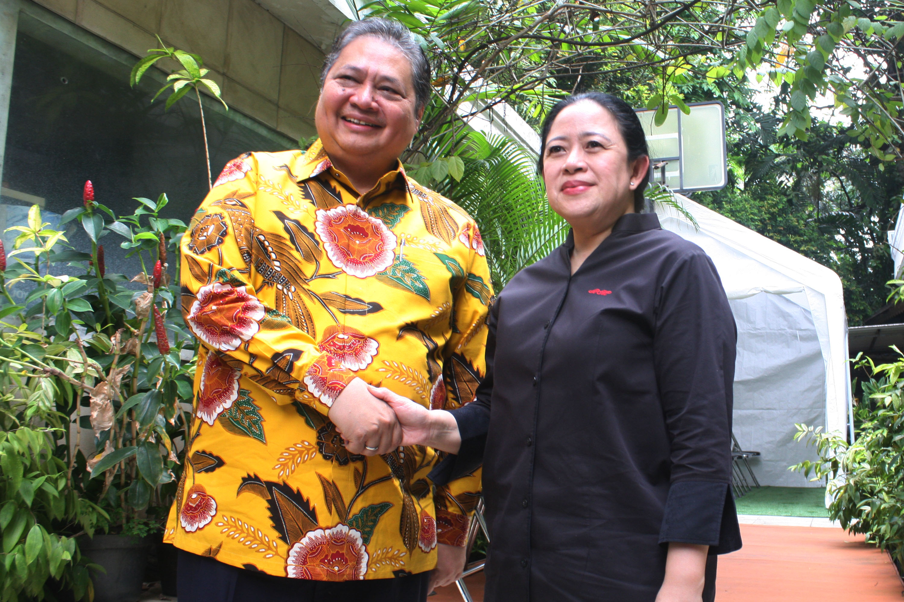 Ketua Umum Partai Golkar Airlangga Hartarto (kiri)berjabatan tanagan dengan Ketua DPP Partai Demokrasi Indonesia Perjuangan (PDIP) Puan 