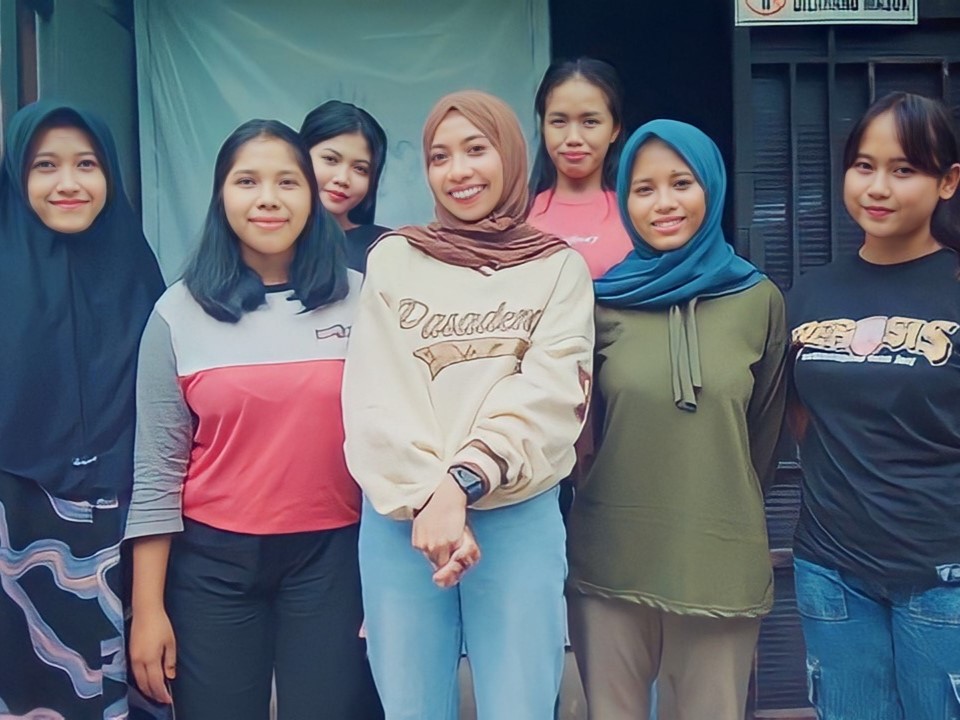 Natalia Dewi Puspita (tengah).