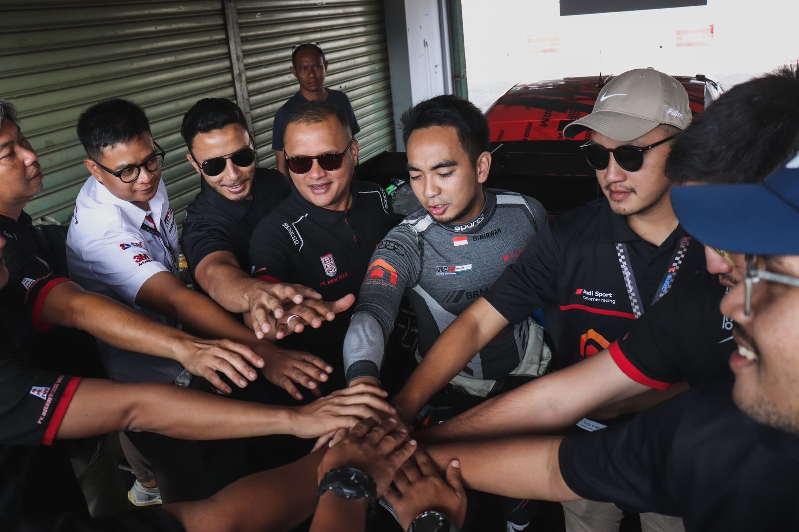 Glenn Nirwan bersama tim BRM Motorsport di ISSOM 2023