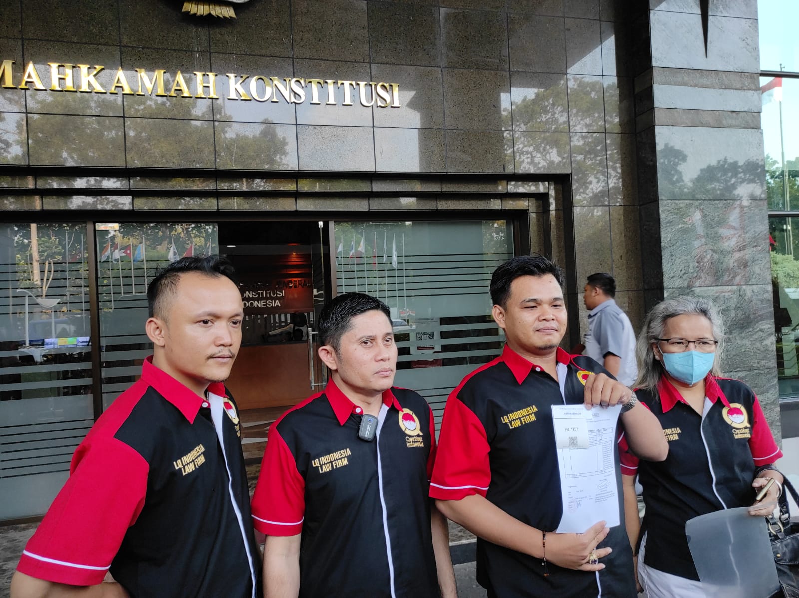 Para advokat dari LQ Indonesia Lawfirm mengajukan uji materi UU Advokat ke Mahkamah Konstitusi.
