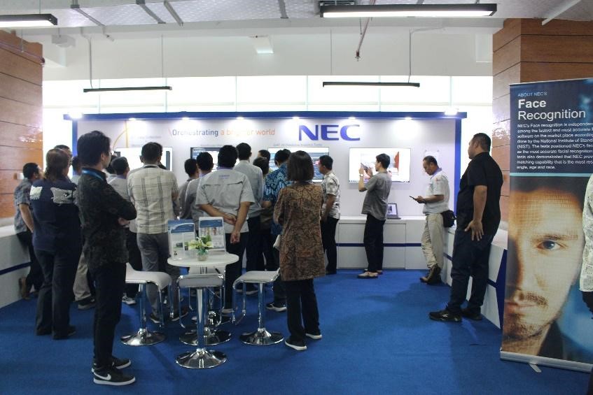 Kunjugan ke booth NEC.