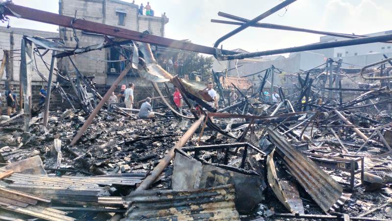 Dirut PD Pasar Jaya, Agus Himawan mengatakan kebakaran disebabkan korsleting listrik dari kios menjual ikan.