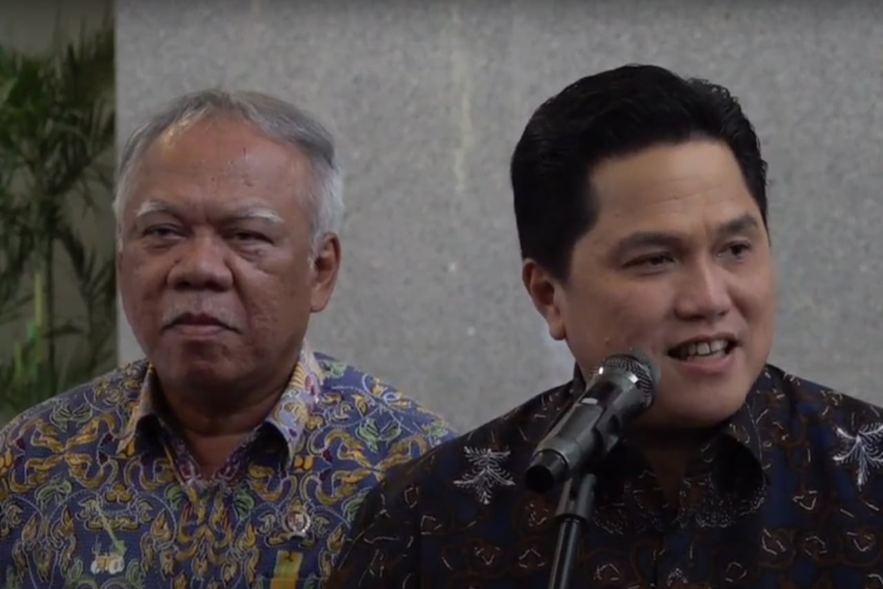 Ketua Umum PSSI Erick Thohir (kanan).