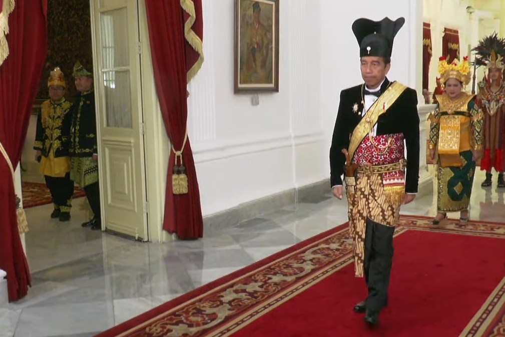 Presiden Jokowi mengenakan Ageman Songkok Singkepan Ageng.