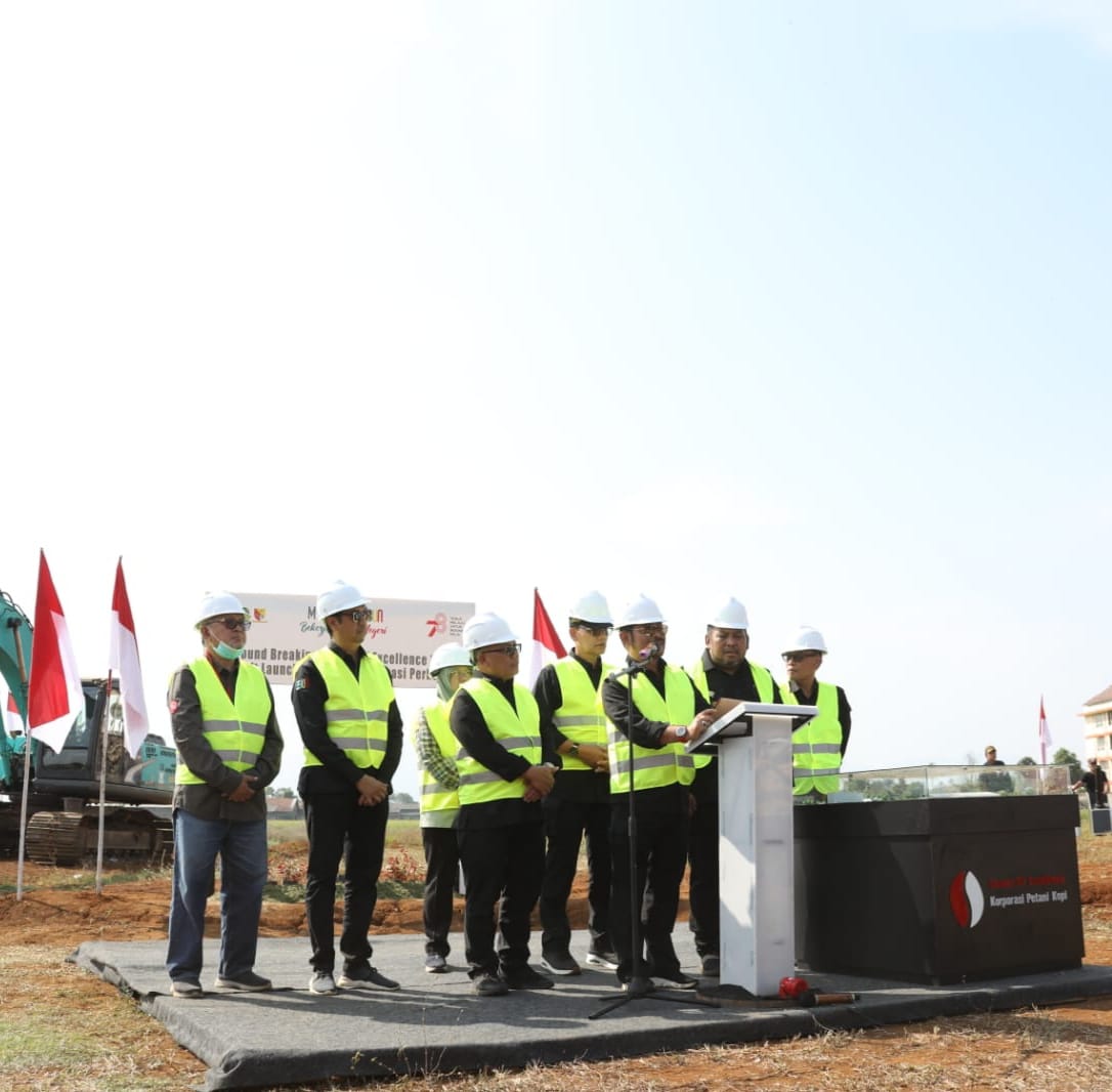 Mentan Syahrul Yasin Limpo melakukan peletakan batu pertama pembangunan Center of Excellence (CoE) Kopi Nasional di Kabupaten Bandung.