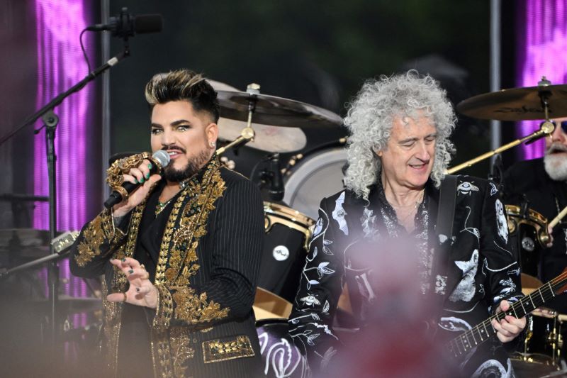 Queen dan Adam Lambert konser di Buckingham Palace, Inggris.