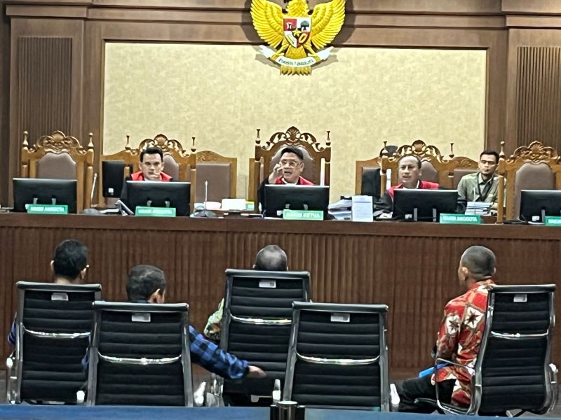 Hakim mengingatkan saksi yang merupakan sopir Lukas Enembe akan akibat hukum bila menolak untuk bersaksi di pengadilan.