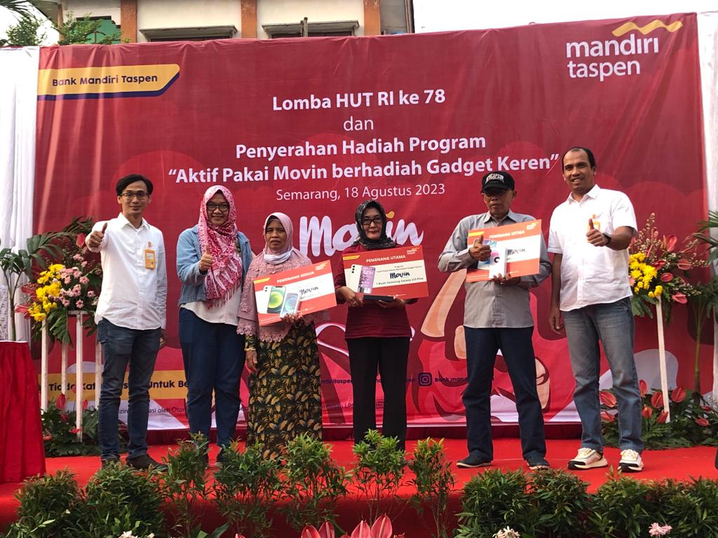 Penyerahan hadiah kepada pemenang sayembara 'Aktif Pakai Movin, Berhadiah Gadget Keren' dari Bank Mandiri Taspen.