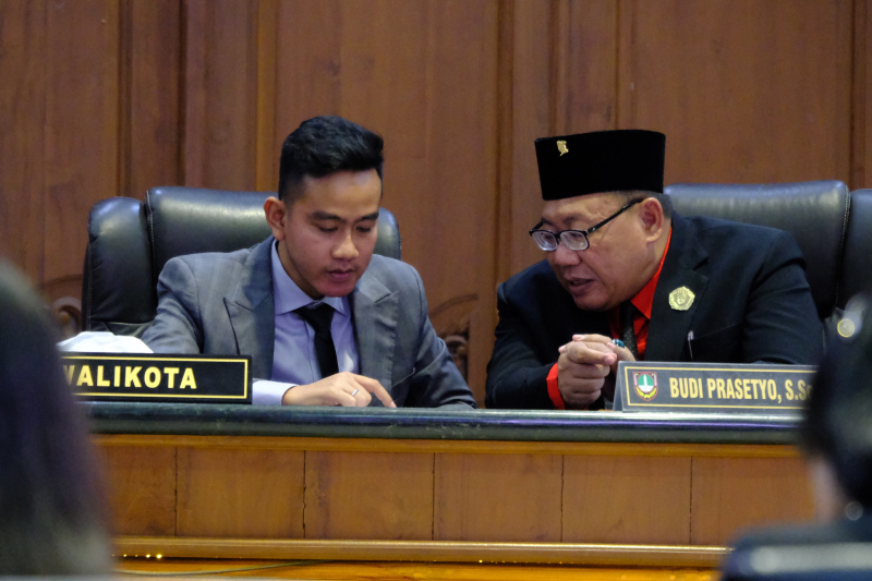 Wali Kota Solo Gibran Rakabuming Raka (kiri) berdiskusi dengan Ketua DPRD Kota Solo Budi Prasetyo.