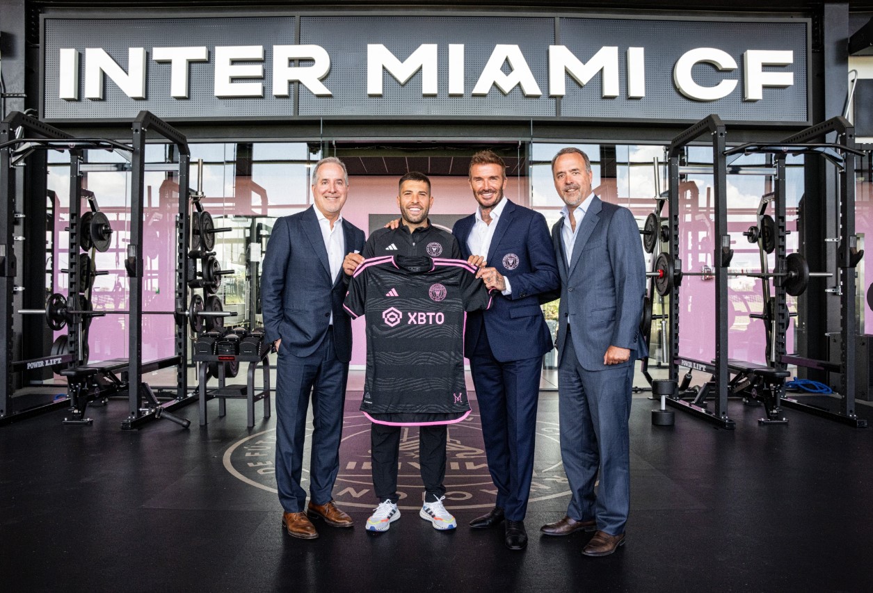 Jordi Alba (kedua dari kiri) saat diperkenalkan sebagai pemain Inter Miami.