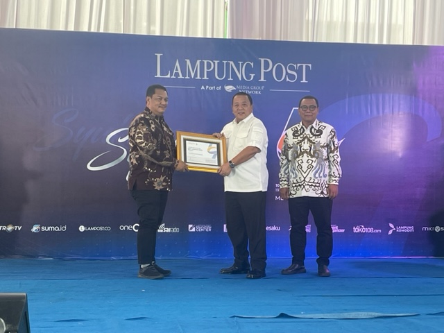 Pemberian penghargaan di momen HUT Lampung Post