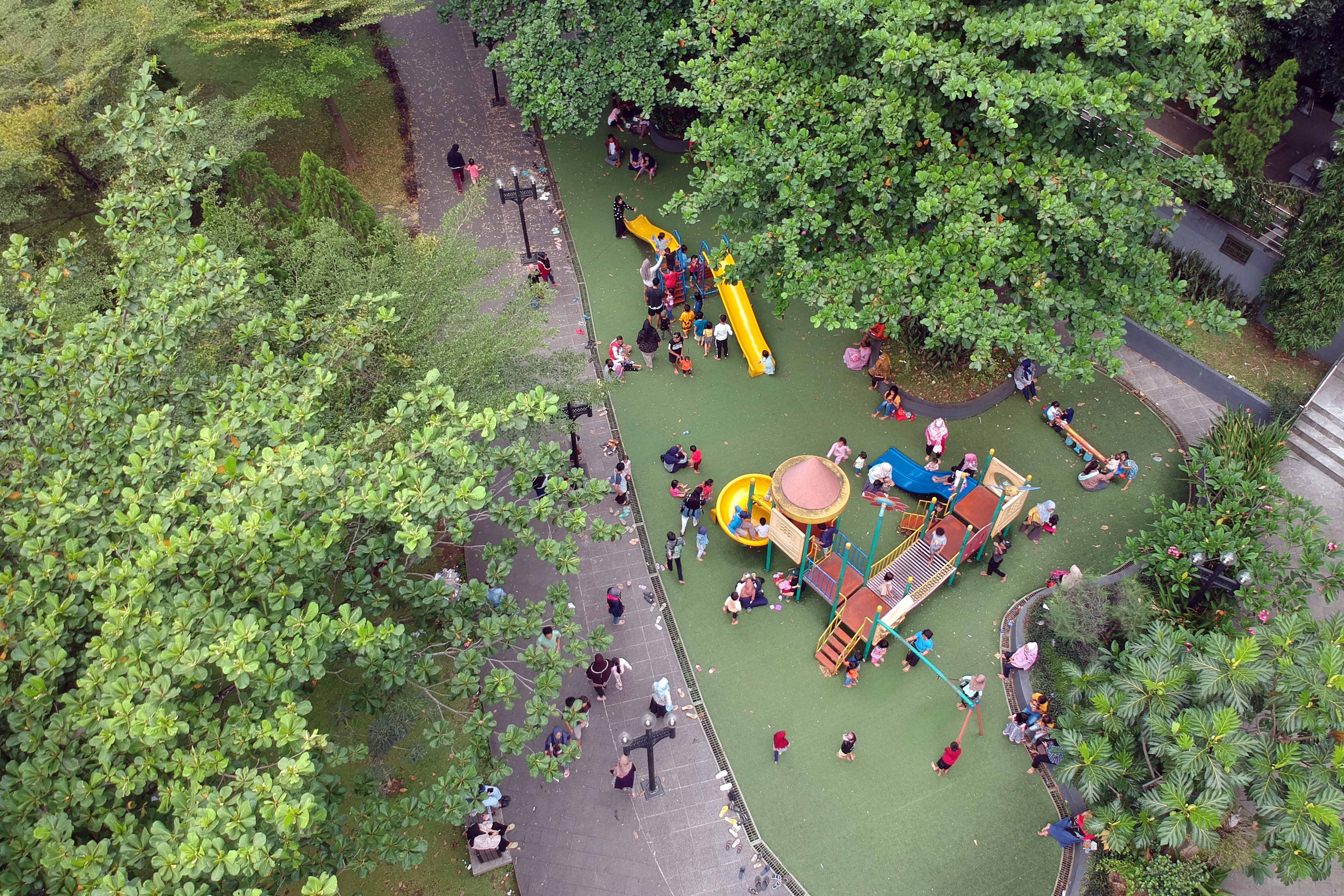 Foto udara sejumlah warga bermain di Taman Kota Cibinong Situ Plaza, Kabupaten Bogor, Jawa Barat.
