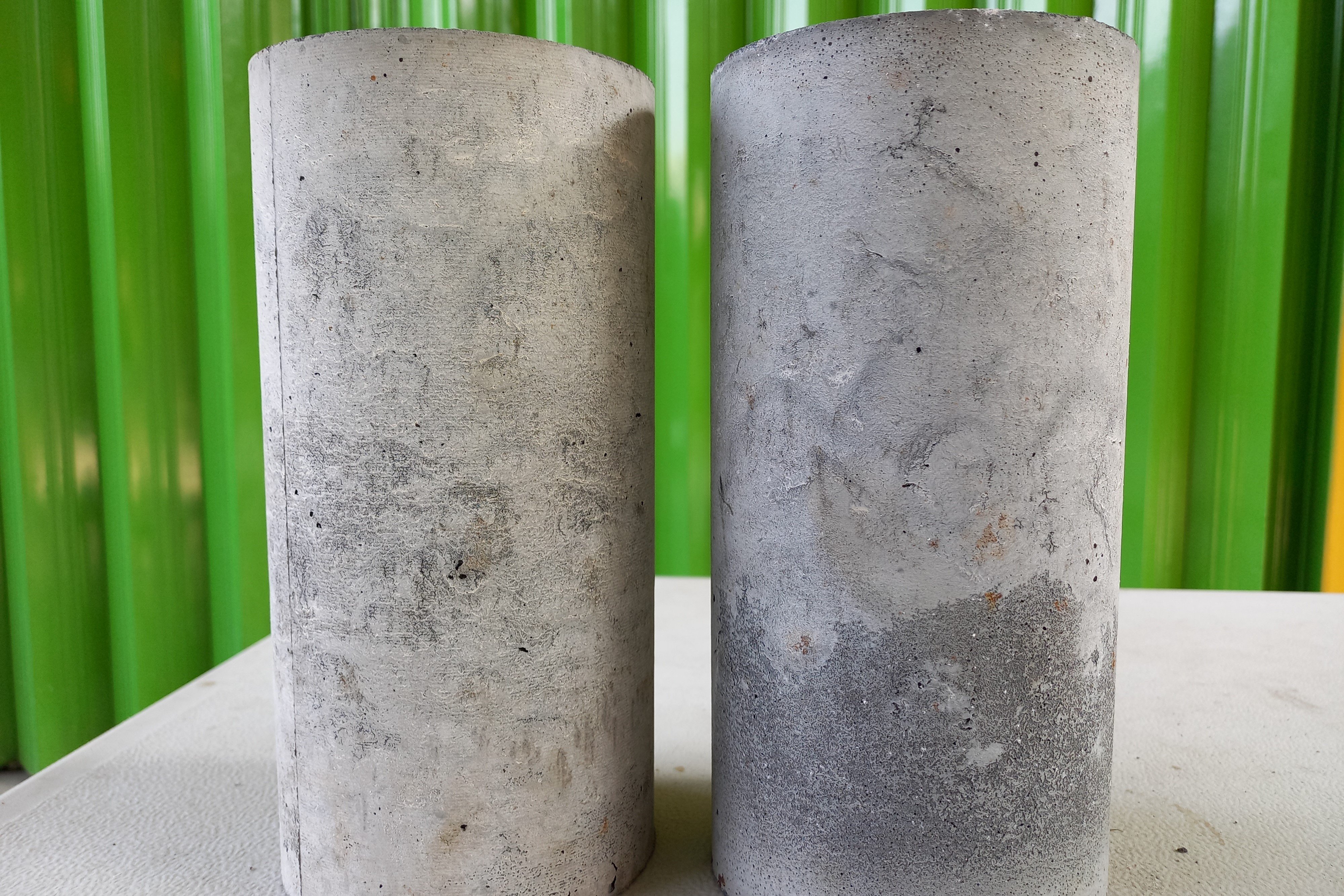 Dari kiri ke kanan: Beton berdensitas tinggi lokal lebih murah dari impor. Beton density 4.859 T/M3 dan beton density 5.102 T/M3.