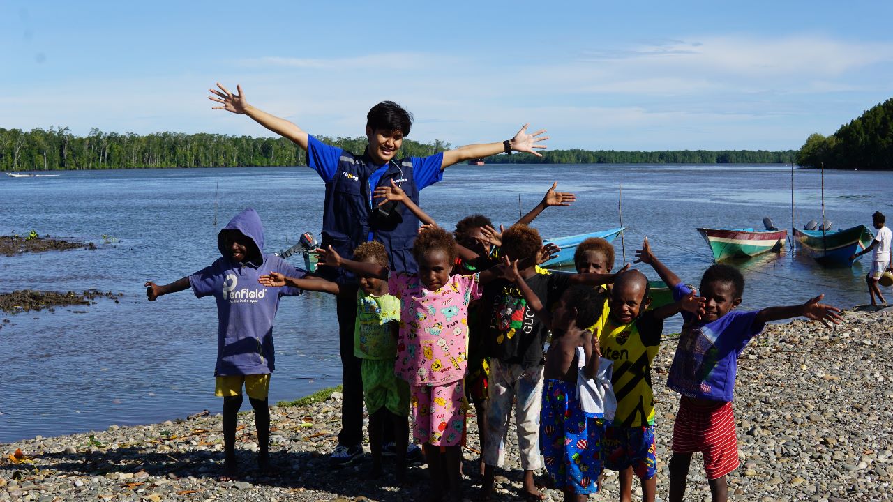 Salah satu pekerja Fishlog di Timika Papua. Fishlog terapkan kerja dari mana saja (work from  anywhere)