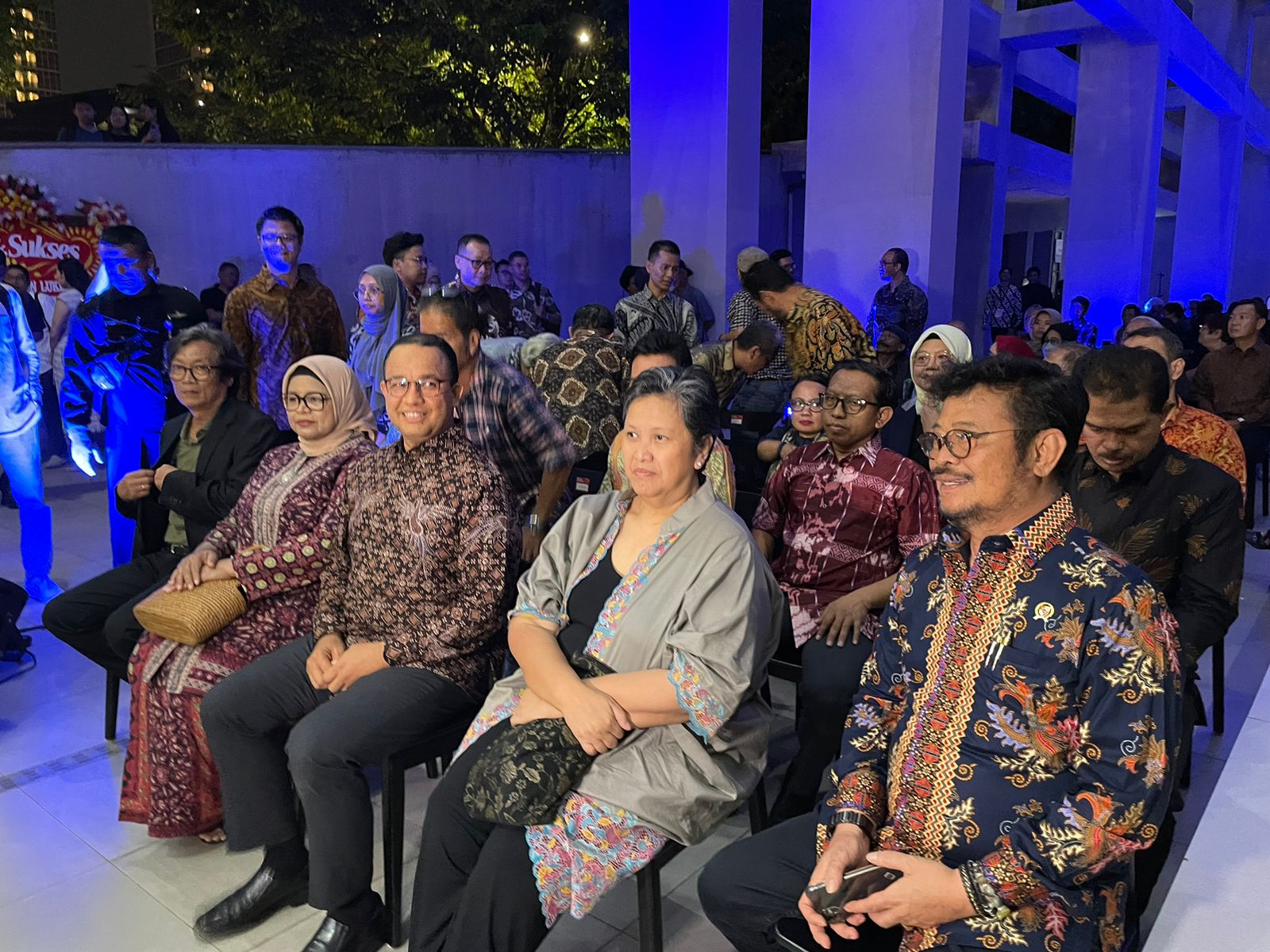 Dari kiri: Mentan SYL, Wakil Ketua MPR Lestari Moerdijat, bacapres Anies Baswedan dalam pembukaan pameran lukisan di TIM.