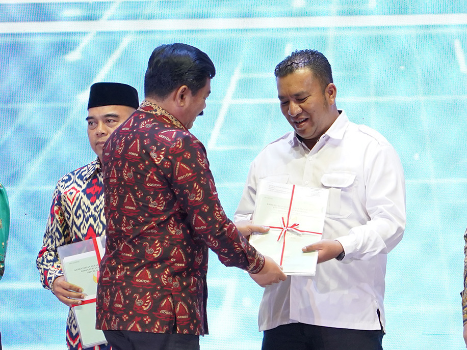 Menteri ATR/Kepala BPN Hadi Tjahjanto menyerahkan dua sertifikat untuk untuk Pos Lintas Batas Negara terpadu di Nunukan, Kalimantan Utara.
