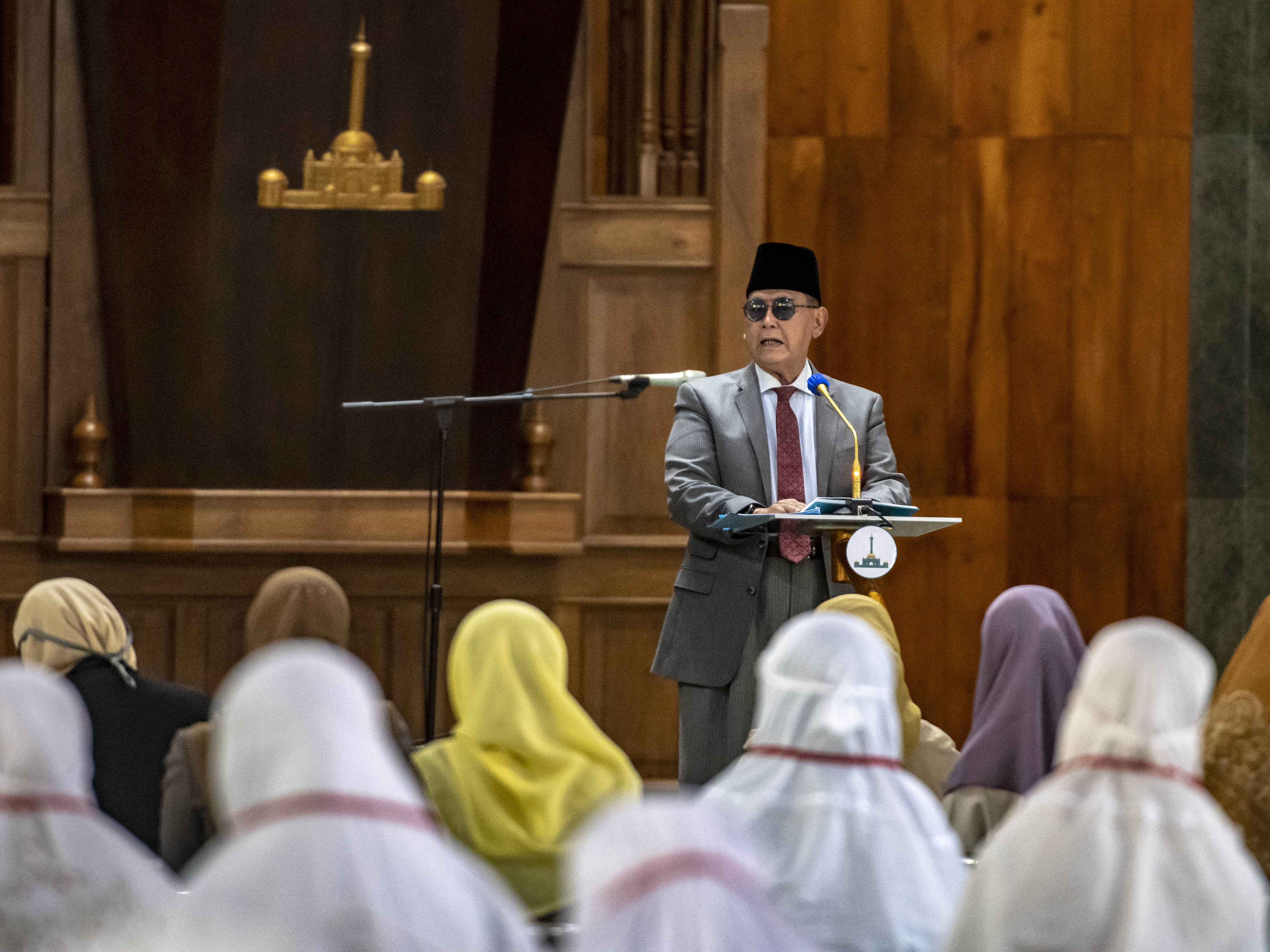 Pimpinan Ponpes Al-Zaytun Panji Gumilang menyampaikan zikir Jumat kepada para santri dan jamaah Pondok Pesantren Al-Zaytun.