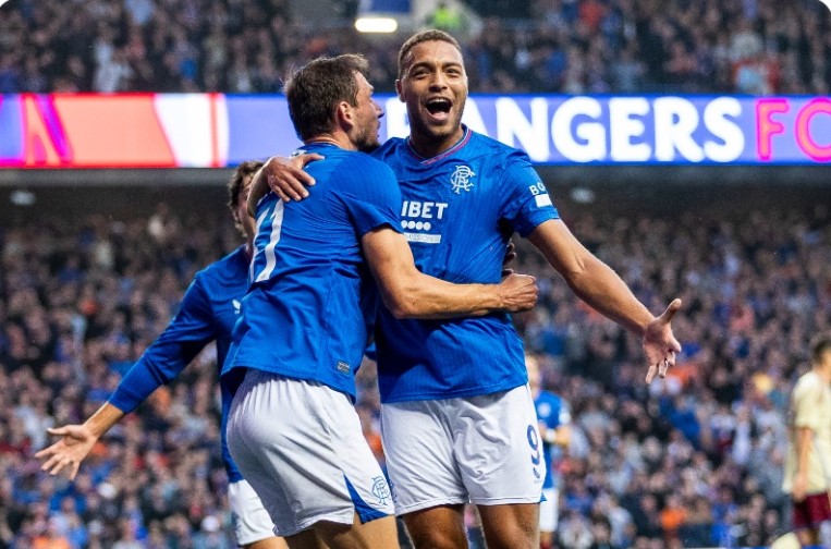 Pemain Rangers melakukan selebrasi usai mencetak gol ke gawang Servette di laga kualifikasi Liga Champions.