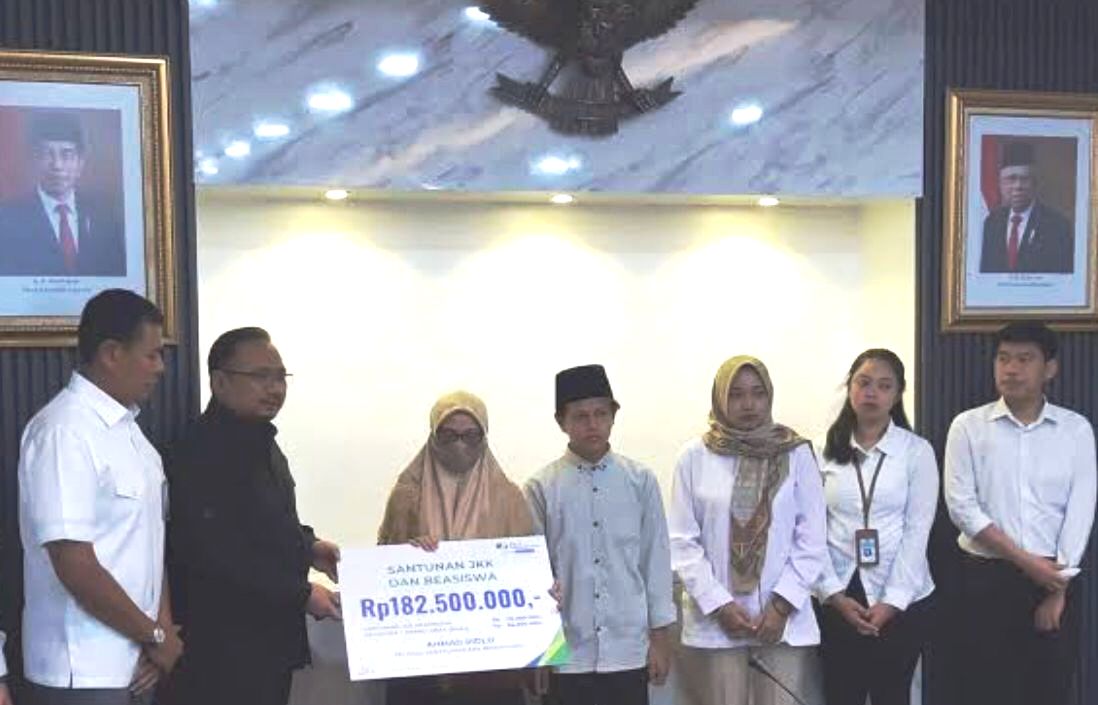 Menag Yaqut Cholil Qoumas dan Dirut BPJS Ketenagakerjaan Anggoro Eko Cahyo memberi santunan kepada ahli waris Ahmad Ridlo.