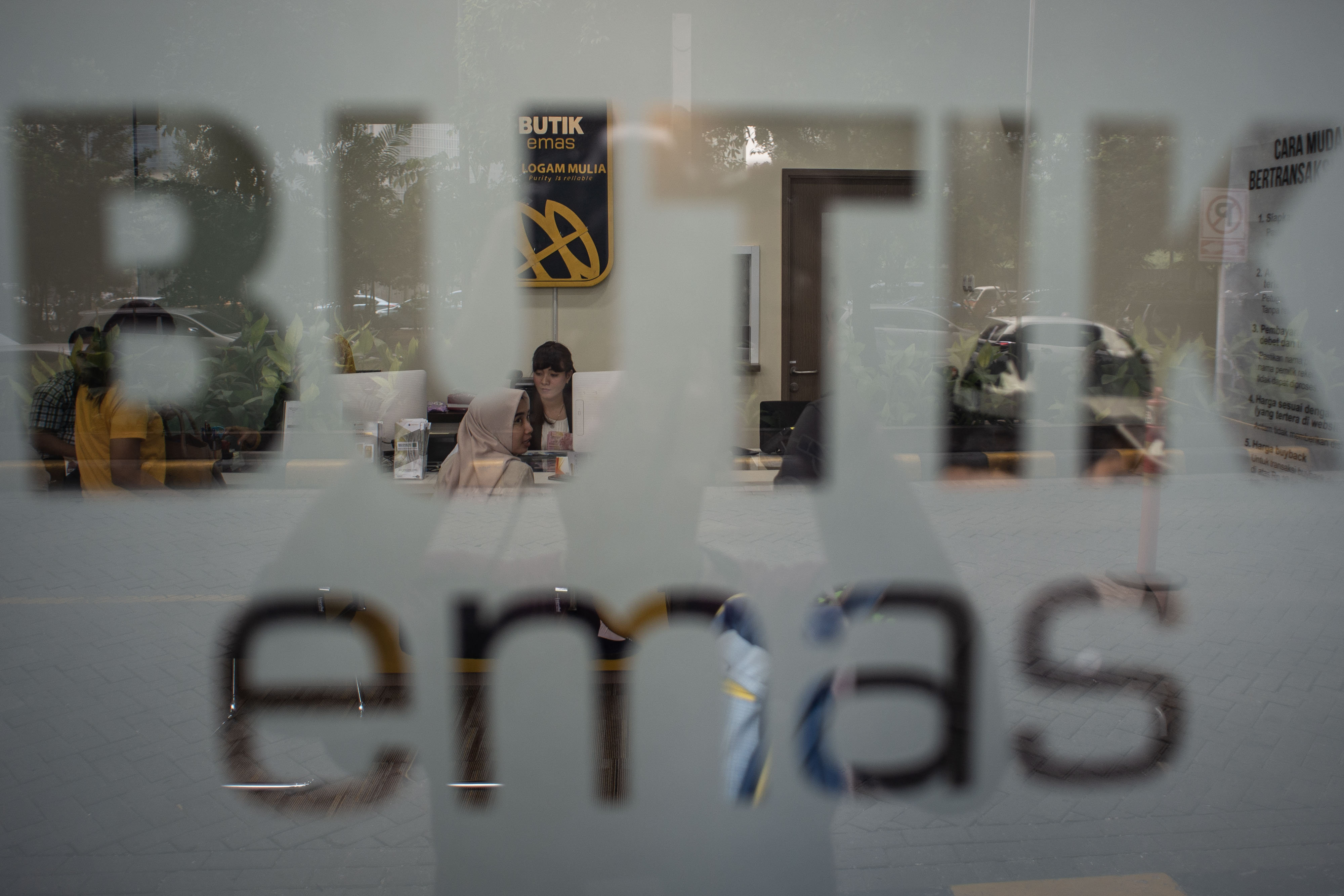 Suasana transaksi emas batangan di Butik Emas Logam Mulia Mall Ambasador, Jakarta, Senin (24/6/2019).