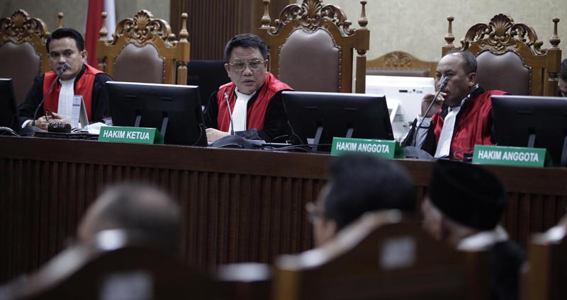 Hakim meminta keluarga dan kuasa hukum mendorong Lukas Enembe disiplin soal kesehatan dirinya.