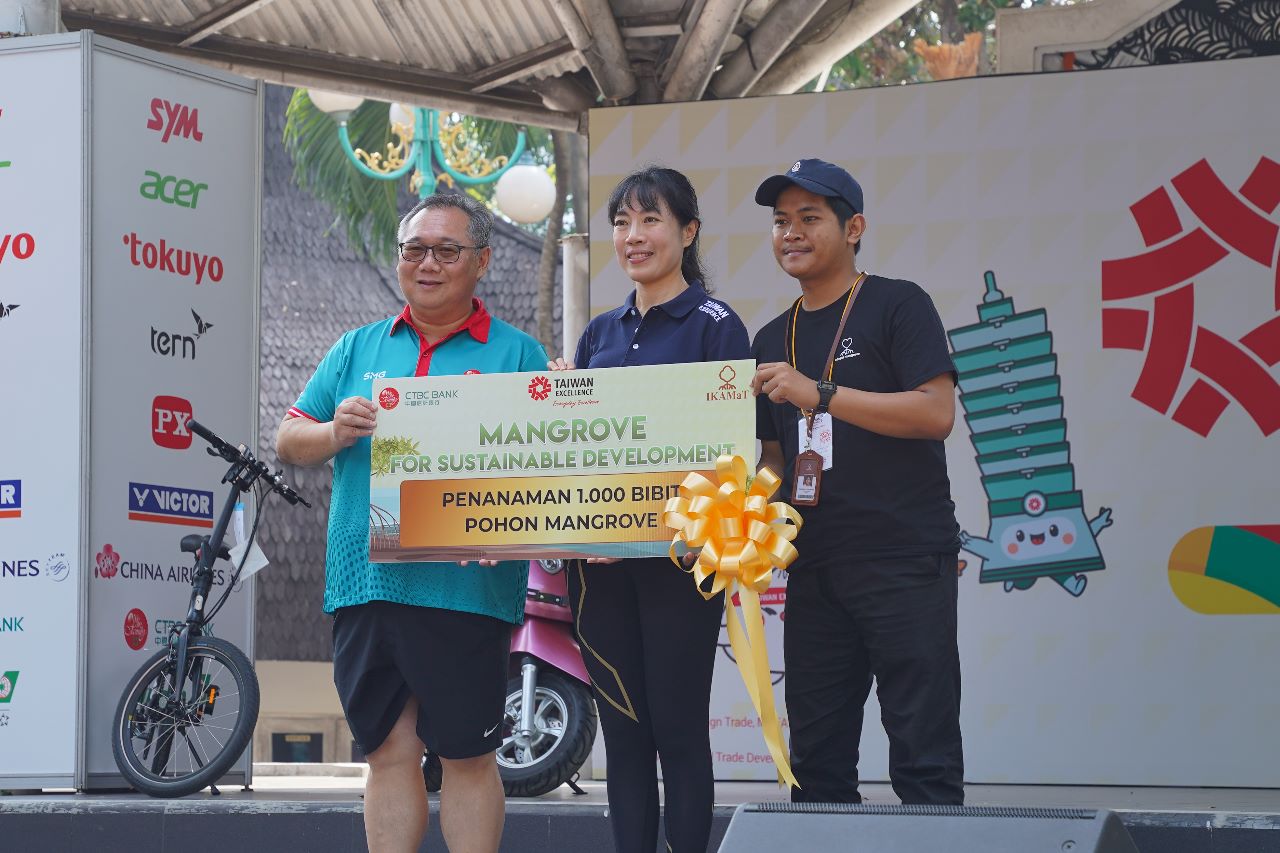 PT Bank CTBC Indonesia (CTBCI) memberi donasi  1.00 bibit tanaman mangrove pada acara Taiwan Excellence Happy Run 2023. 