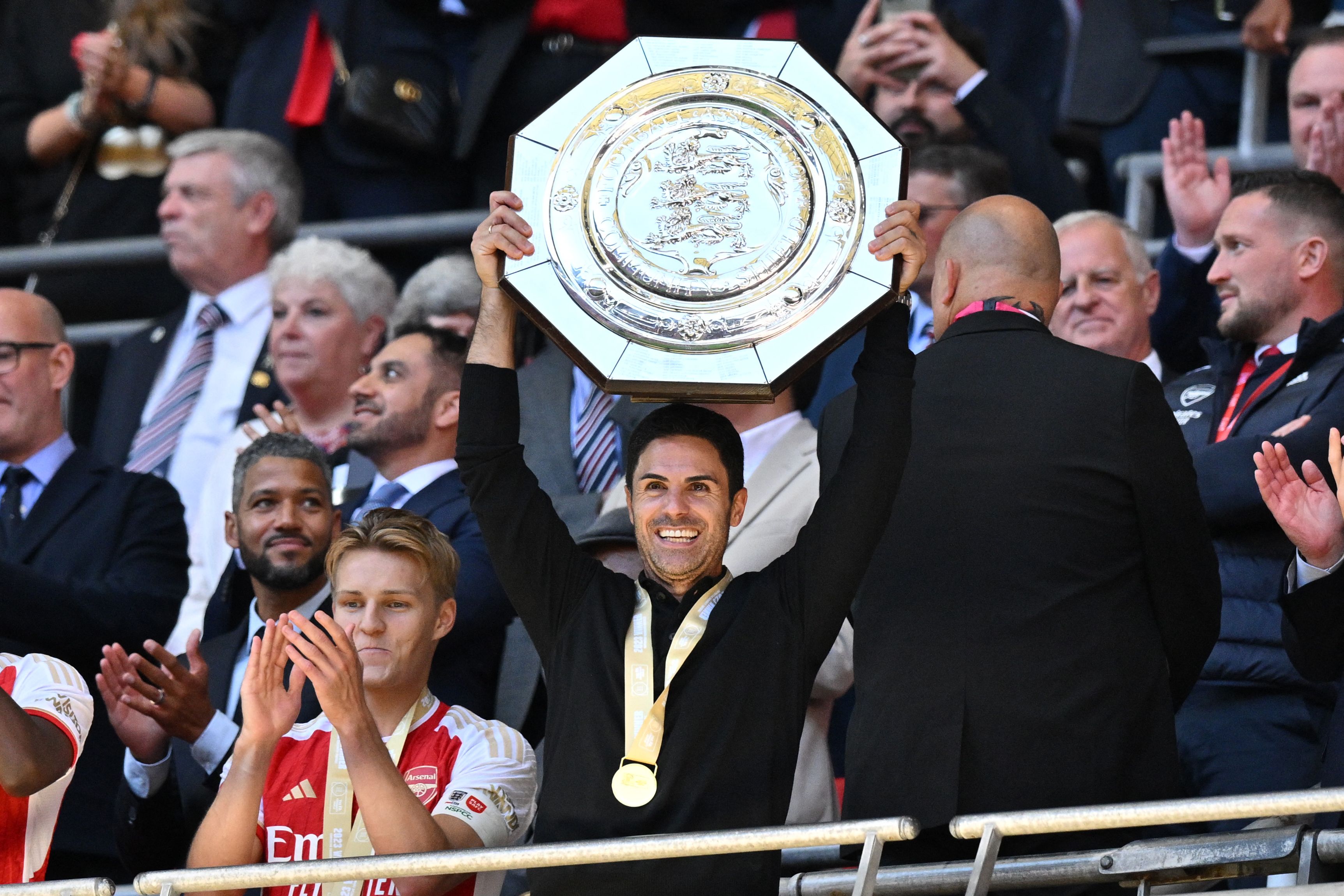 Manajer Arsenal Mikel Arteta mengangkat trofi Community Shield