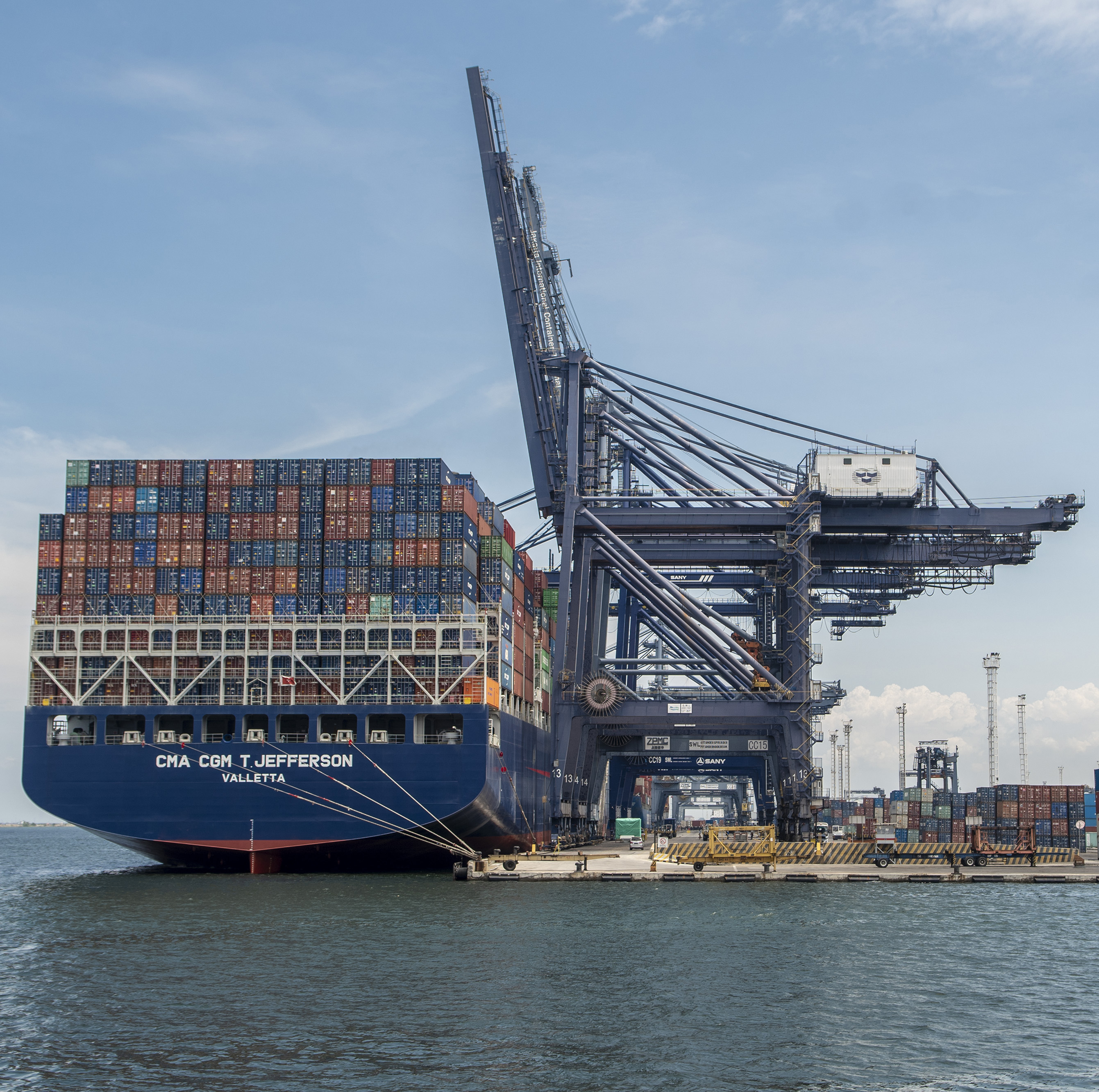 Suasana aktivitas bongkar muat peti kemas di kawasan Pelabuhan Pelindo II, Tanjung Priok, Jakarta.