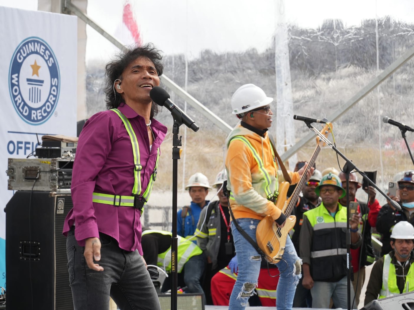 Penampilan Slank di Grasberg, Freeport, yang memecahkan rekor Muri sebagai konser musik tertinggi di Indonesia.