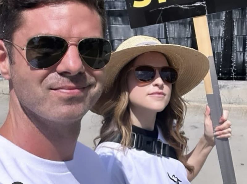 Anna Kendrick dan Sterling Jones