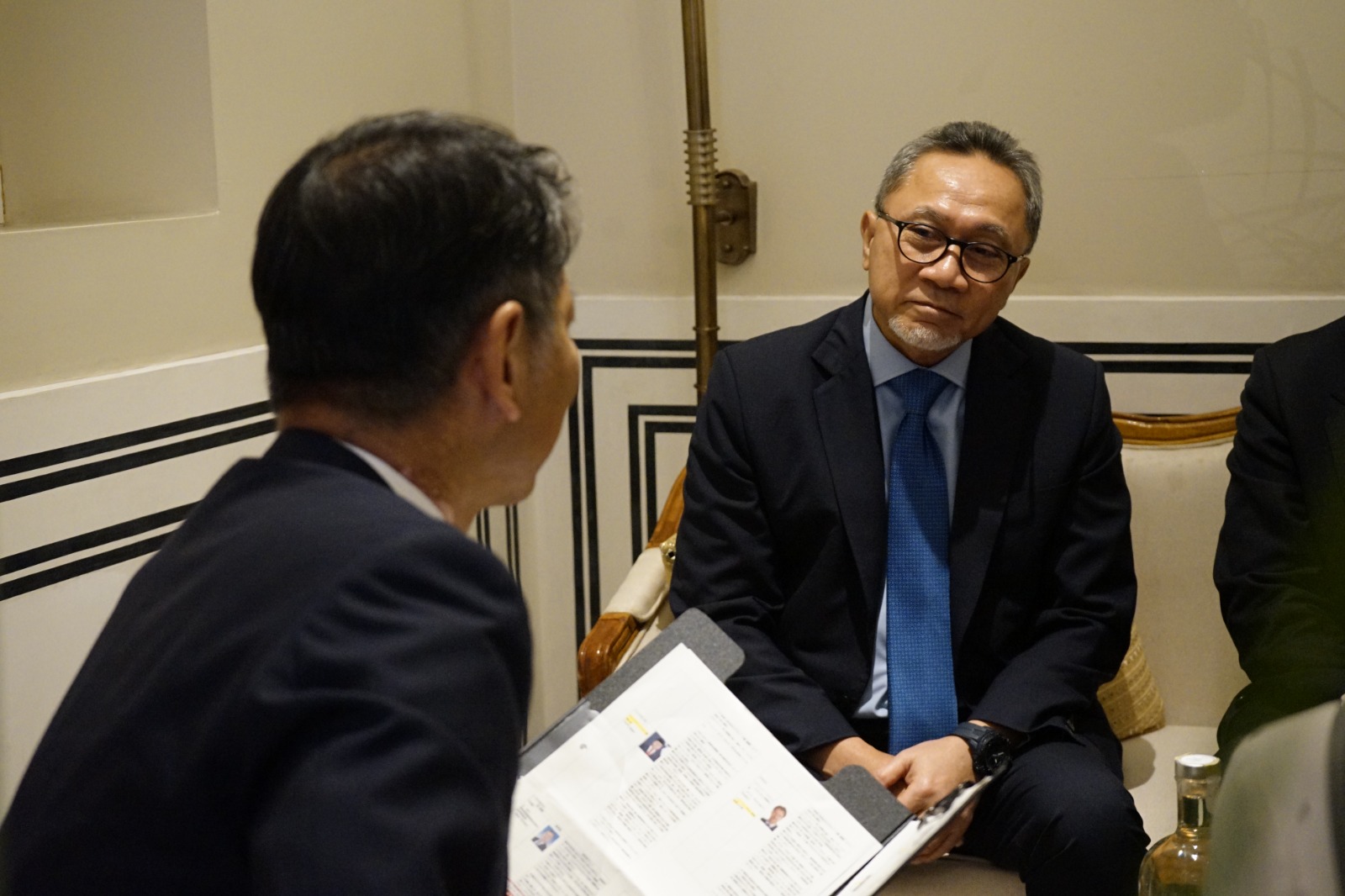 Mendag Jepang Yasutoshi Nishimura (kiri) bersama Mendag RI Zulkifli Hasan saat menggelar pertemuan bilateral Indonesia-Jepang di India.