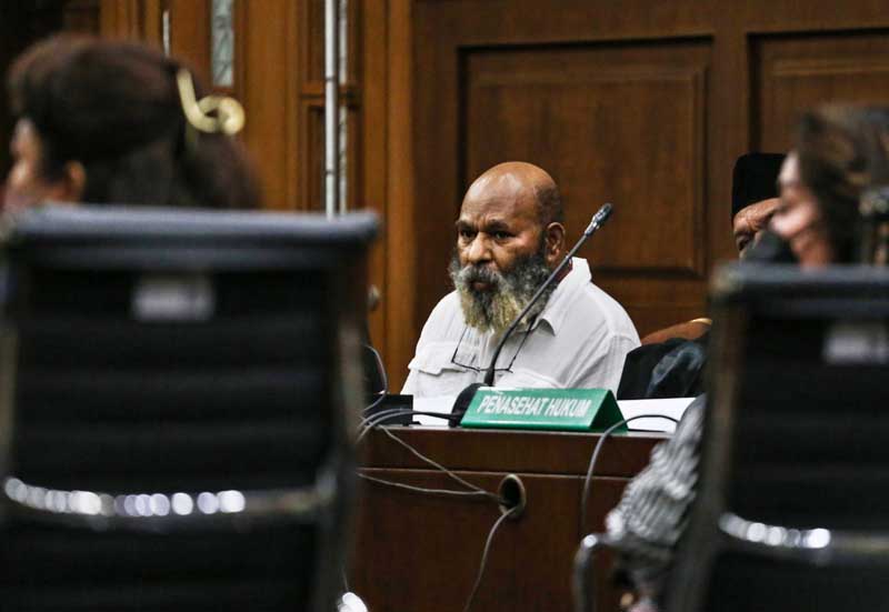 Sidang Lukas Enemba yang seharusnya mengajukan saksi dari pengacara ditunda ke pekan depan.