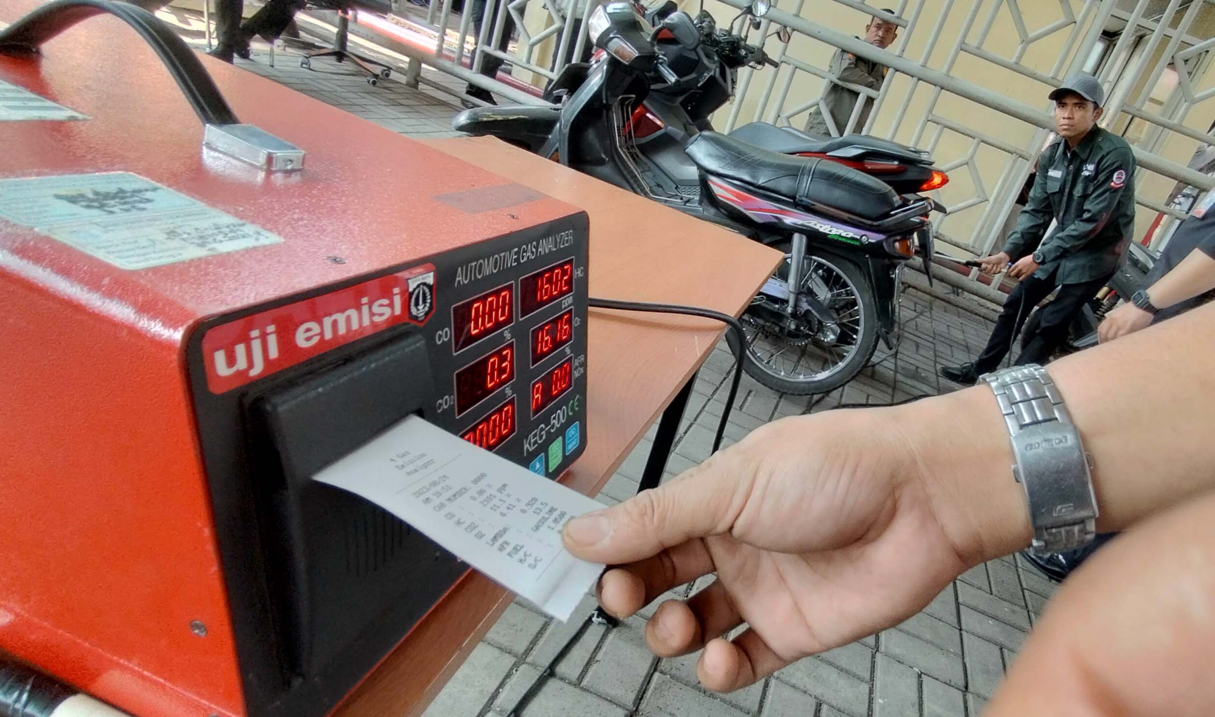 Petugas melakukan pengujian emisi pada kendaraan bermotor