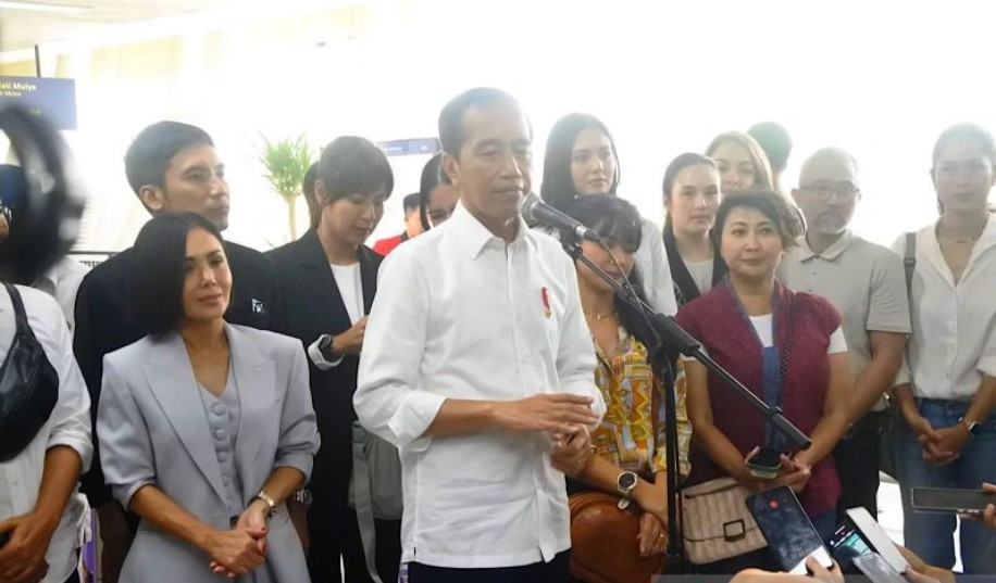 Presiden Joko Widodo memberikan keterangan pers di Stasiun LRT Dukuh Atas, Jakarta, Kamis (10/8).