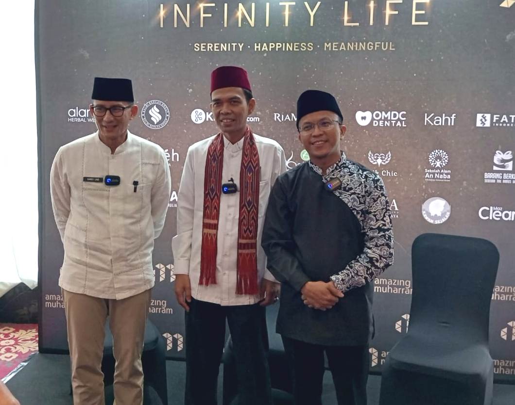 Menparekraf Sandiaga Uno (kiri) dan ustad Abdul Somad merupakan sejumlah tokoh yang hadir di acara Amazing Muharram.