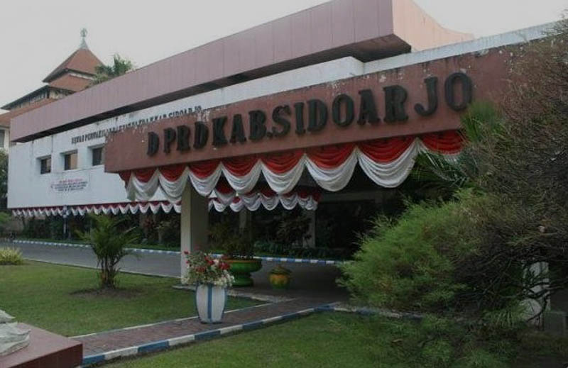 Belanja rumah tangga pimpinan DPRD untuk Ketua sebesar Rp900 juta, wakil ketua Rp600 juta dalam satu tahun. Dana itu dibebankan ke APBD.