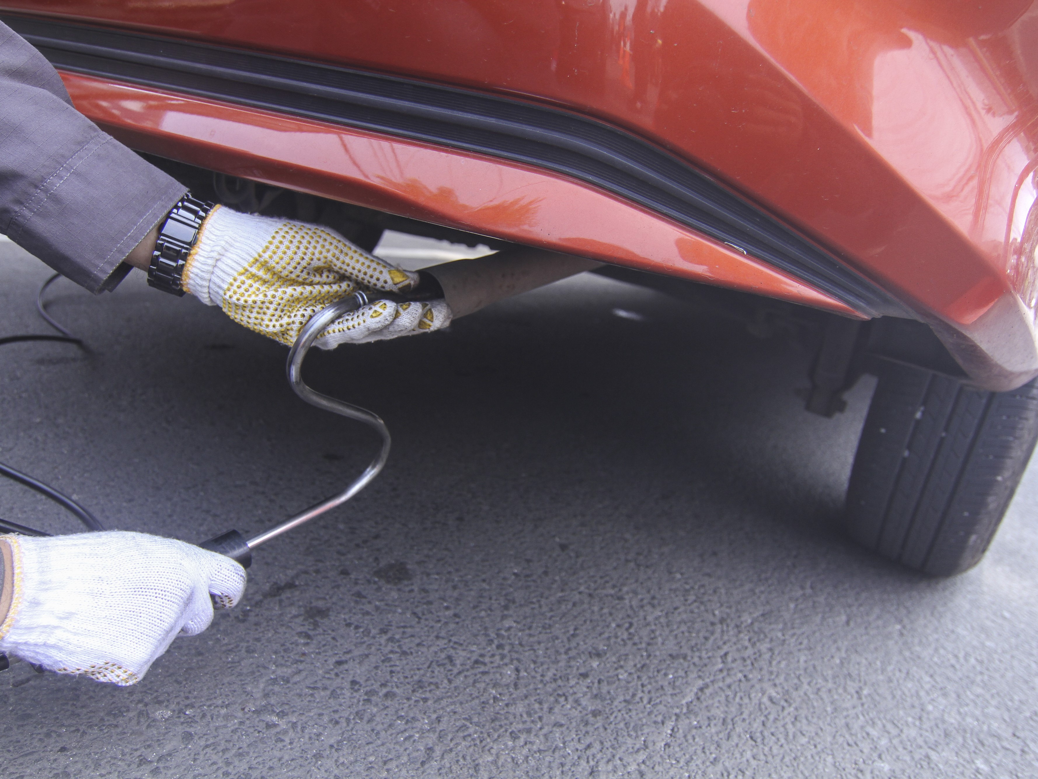 Petugas melakukan uji emisi kendaraan roda empat di Jalan Tole Iskandar, Depok, Jawa Barat, Kamis (7/10/2021). 