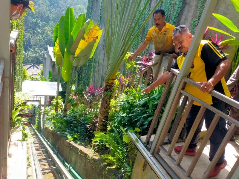 Sebanyak lima pegawai hotel Ayu Terra Resort meninggal setelah tali baja penahan lift putus.