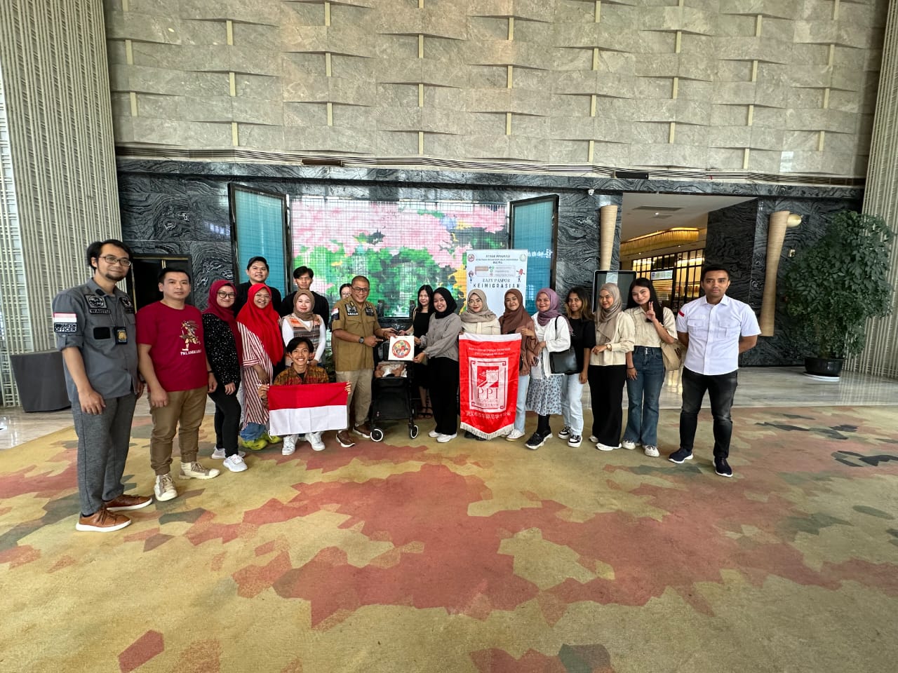 Atase Imigrasi KBRI Beijing menggelar pelayanan keimigrasian bagi WNI di wilayah Wuhan.