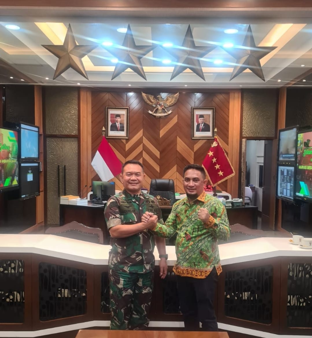 Ketua Umum Forkamri Albert Hama bersama KSAD Jenderal TNI Dudung Abdurachman.