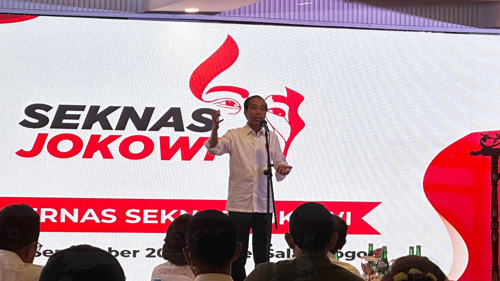 Presiden Joko Widodo berbicara di hadapan relawan Seknas Jokowi di Bogor, Sabtu (16/9).