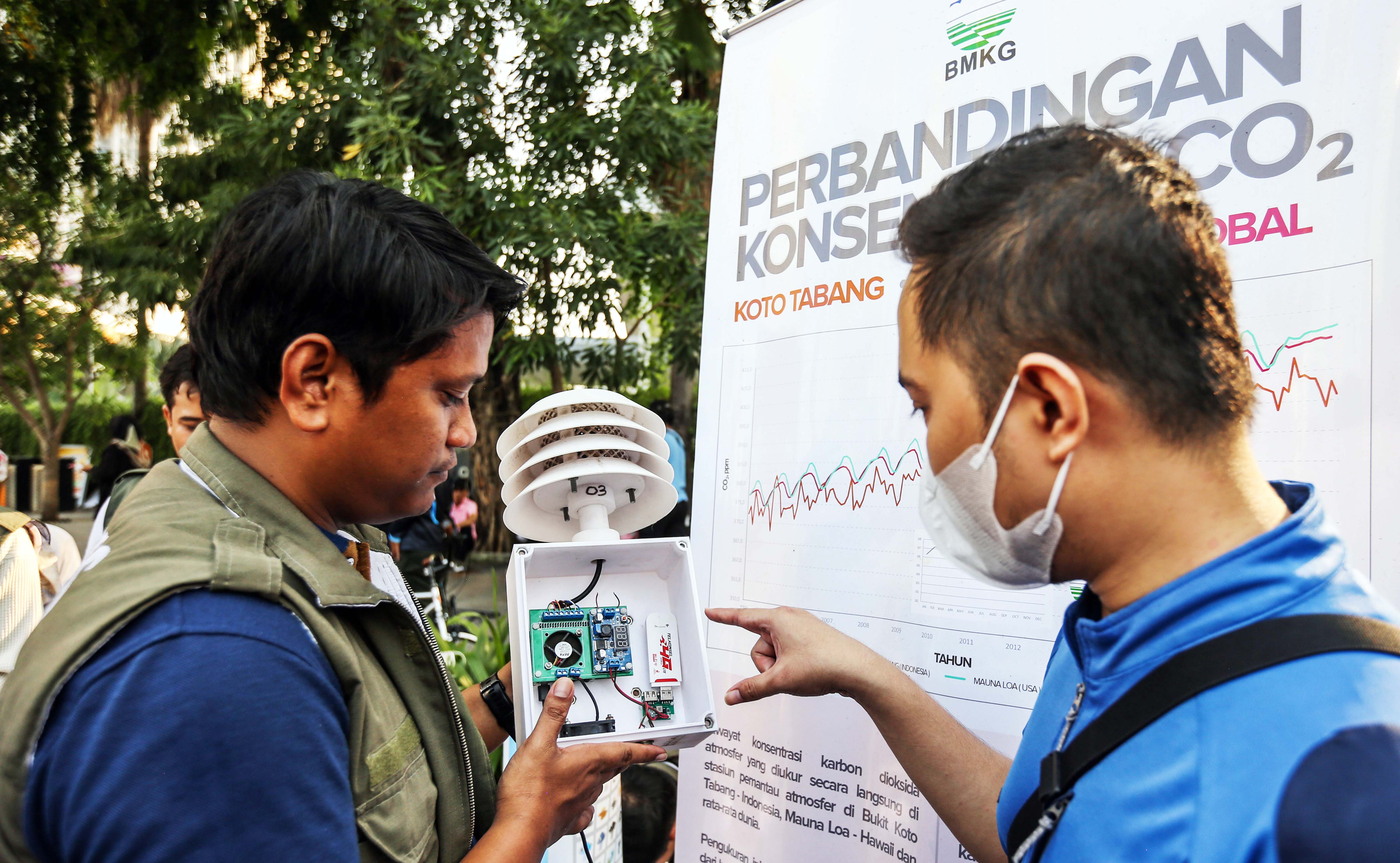 Petugas BMKG menjelaskan kepada warga alat low cost sensor air quality untuk pengukur kualitas udara
